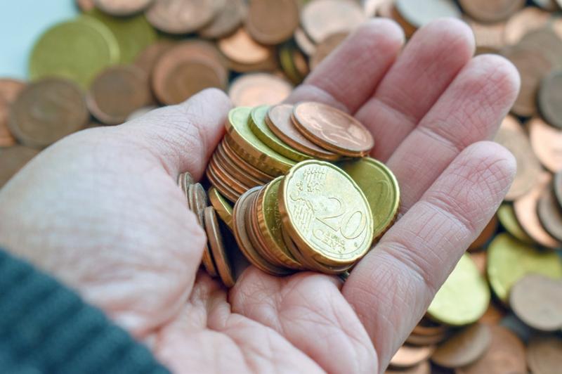 W jaki sposób sklepy realizują obowiązek wydania reszty?