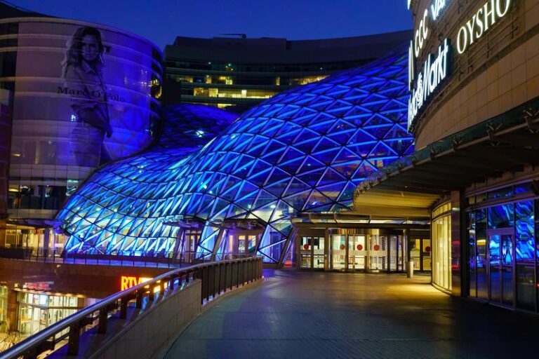 Ile sklepów kryje się w Złotych Tarasach? Odkrywamy tajemnice tego wyjątkowego miejsca!