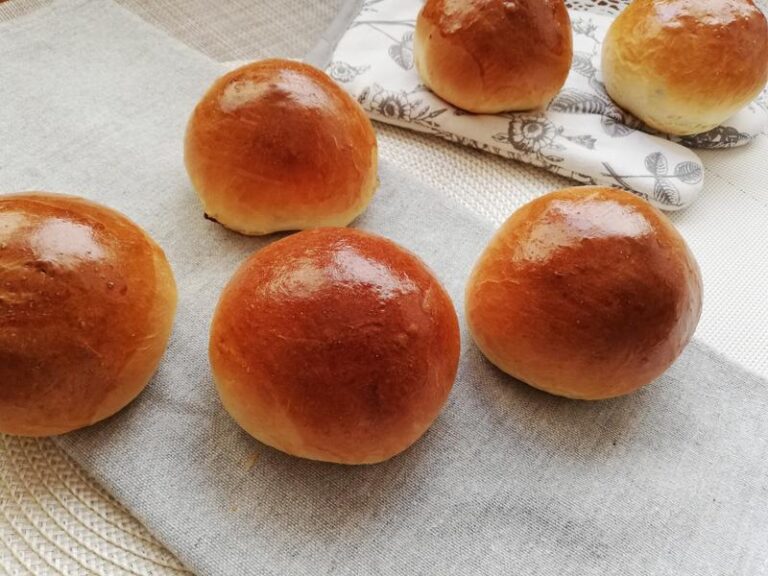 Nieodparte bułeczki maślane, których smak przeniesie cię do sklepu