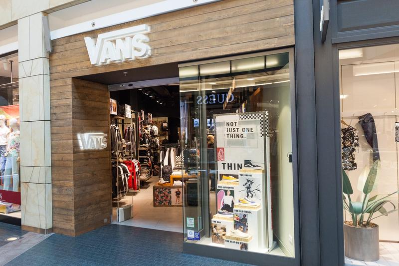 Sklepy stacjonarne z Vansami